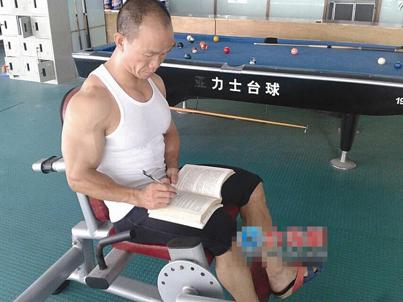 健身房“自強哥” 自學11年拿下法律自考本科